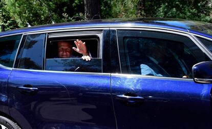 El presidente francés, Emmanuel Macron, abandona este miércoles la localidad Saint-Raphaël, en la Provenza.