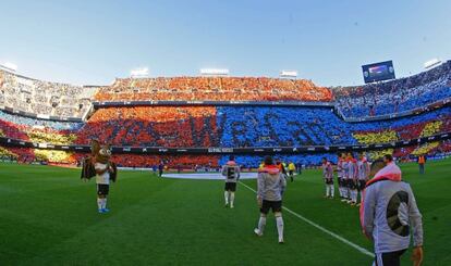 La grada de Mestalla dibuja un mosaico en el que se lee: "Yes We Can".