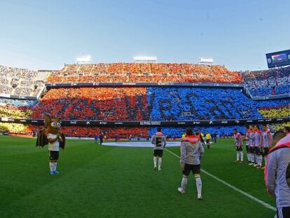 La grada de Mestalla dibuja un mosaico en el que se lee: "Yes We Can".