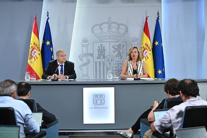 La portavoz y ministra de Educación, Formación Profesional y Deportes, Pilar Alegría, y el ministro de Industria y Turismo, Jordi Hereu, durante la rueda de prensa posterior a la reunión del Consejo de Ministros, este martes en Moncloa.