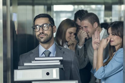 "No nos cuesta demasiado decirle a un compañero de trabajo que lo odiamos, pero a menudo preferimos pedir un cambio de mesa (o de sede corporativa) antes que tener que pasar por el desagradable y engorroso proceso de decirle que huele mal".