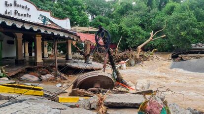 'Nora' tocó tierra el sábado como huracán categoría 1 y este lunes se degradó a baja presión remanente. En Puerto Vallarta, Jalisco, ocasionó intensas lluvias, inundaciones y derrumbes.