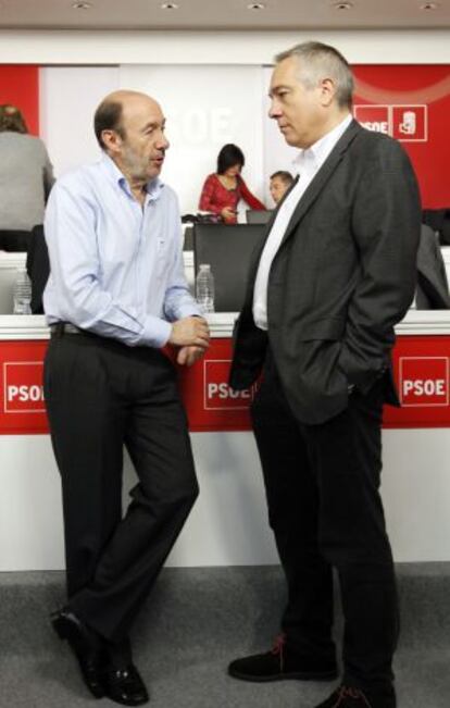 Rubalcaba con Pere Navarro, en la sede del PSOE.