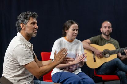Arcángel, en primer plano, durante el ensayo.