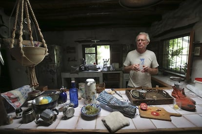 Chris en la cocina que construyó en El Valero. Durante mucho tiempo la poca energía que generaba le impidió tener frigorífico o congelador. Adora cocinar.