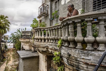 Julia Bárbara Bauzá, hija del mecánico de Flor Loynaz, que lleva 60 años viviendo en la casona de El Vedado.