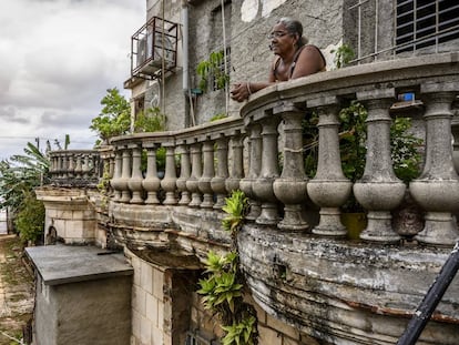 Julia Bárbara Bauzá, hija del mecánico de Flor Loynaz, que lleva 60 años viviendo en la casona de El Vedado.