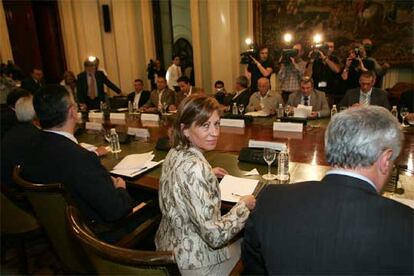 Elena Espinosa, con otros representantes de Agricultura y de las cofradías al inicio de la reunión de ayer.