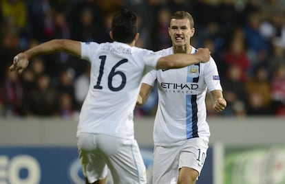 Dzeko, del Manchester City, celebra un gol con Agüero.