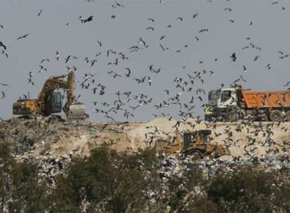 Las excavadoras retiran la basura acumulada en busca del cuerpo de Marta del Castillo.