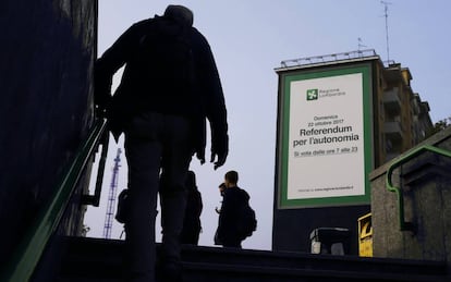 Un poster gigante publicita el referéndum del pasado 20 de octubre en Milán.