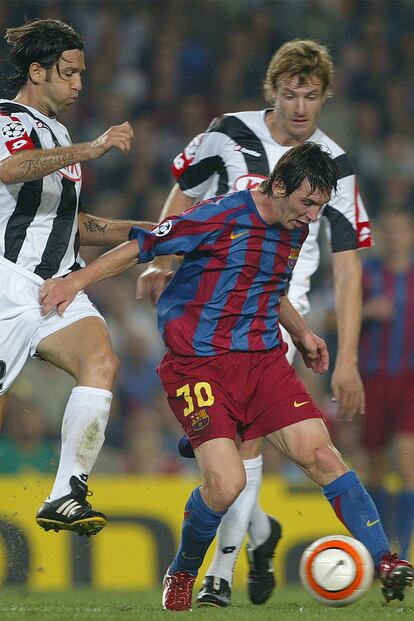 Un año más tarde, en 2005, el Udinese visitó el Camp Nou, donde encajó una severa goleada (4-1) con un 'hat trick' de Ronaldinho y otra diana de Deco. Además, ese partido significó el estreno europeo de Messi con tan sólo 17 años.