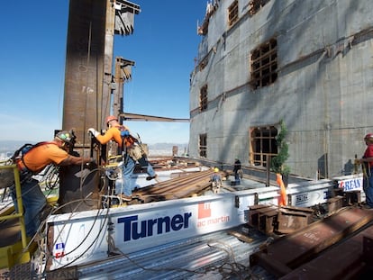 Trabajadores de Turner durante la construcción del Wilshire Grand Center, el edificio más alto de Los Ángeles (California), con 73 plantas.