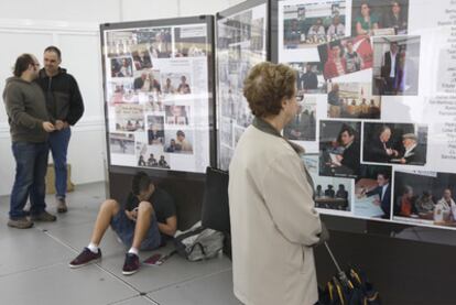 Visitantes de la exposición sobre los 40 años de historia de la Feria del Libro de Bilbao.