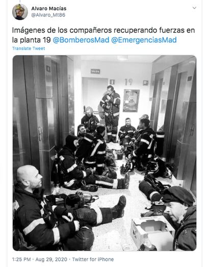 Tuit de un oficial de bomberos de Madrid con una imagen de una operación el 29 de agosto para apagar un incendio en la Torre Ámbar, en el norte de la capital.