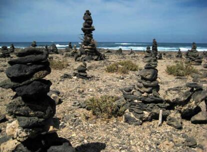 Mojones de roca volcánica frente al océano en Los Lagos de El Cotillo, Fuerteventura