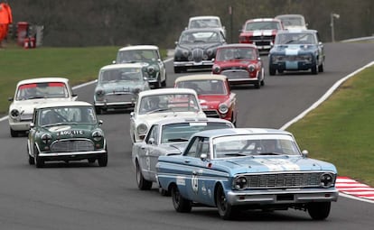 Una muestra de utilitarios legendarios de diversas marcas, encabezados por un Ford Falcon.