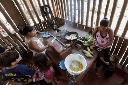 Indios de la etnia guaraní el pasado 11 de abril de 2019, en una reserva indígena en Sao Paulo (Brasil). 