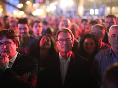 Regional premier Carles Puigdemont (l) with his predecessor Artur Mas at the rally on Friday night.