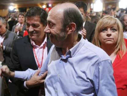 Rubalcaba saluda a Susana Díaz en presencia del presidente asturiano, Javier Fernández, y la 'número dos' del PSOE, Elena Valenciano.