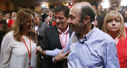 Rubalcaba saluda a Susana Díaz en presencia del presidente asturiano, Javier Fernández, y la 'número dos' del PSOE, Elena Valenciano.