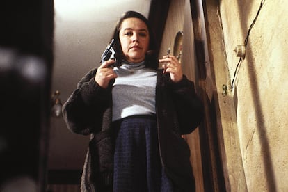 Annie Wilkes (Misery)

Una de las mejores adaptaciones cinematográficas de la obra de Stephen King nos presentaba a un escritor herido (James Caan) y a su secuestradora, una seguidora fanática (Kathy Bates, Oscar a la mejor actriz) que le exigía que escribiera una novela más de su serie favorita. En la época del fandom tóxico y el acoso digital a los autores, el síndrome Misery (como lo bautizó Sergio del Molino) bien merecería una actualización en forma de remake.