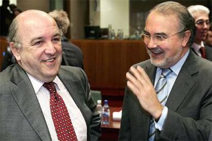 Joaquín Almunia y Pedro Solbes, en el inicio del encuentro de ministros europeos de Finanzas.