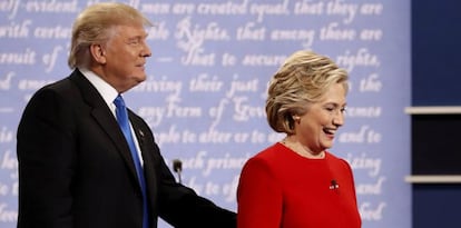 El candidato republicano, Donald Trump (izquierda), y la dem&oacute;crata, Hillary Clinton, al t&eacute;rmino del debate. 