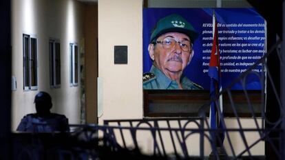 Un retrato del presidente cubano, Raúl Castro, en una oficina de La Habana este miércoles.