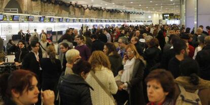 Colas de pasajeros ante los mostradores de Barajas tras la cancelación de vuelos por el conflicto con los controladores.