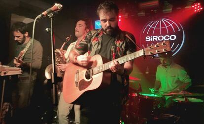 La banda Alberto y García tocan en su concierto en la sala Siroco de Madrid.