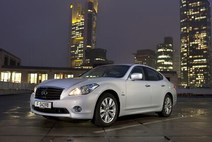 El M35h refleja el diseño de Infiniti, que aplica formas abombadas y musculosas para marcar su deportividad.