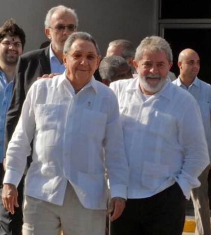 Raúl Castro conversa con Lula da Silva en La Habana