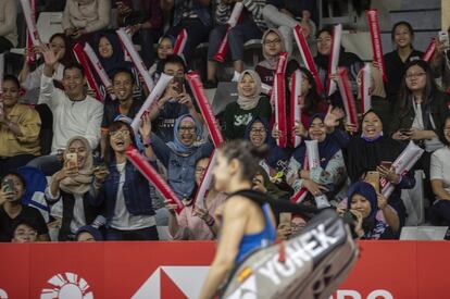 En el Istora Stadium ganó Carolina Marín el Mundial de 2015. "Me encanta jugar aquí. En el superserie de 2016, antes de los Juegos, perdí en semifinales contra la china Wang Yihan. No sé si había 8.000-9.000 personas, las que cabían, perdí en tres sets, el tercero muy ajustado y salí del pabellón emocionada y a punto de llorar porque empezaron todos a corear mi nombre. Para mí, estar en otro país, y sentir que me quieran tanto y me admiren aun perdiendo es emocionante. Lo sigo recordando", cuenta.