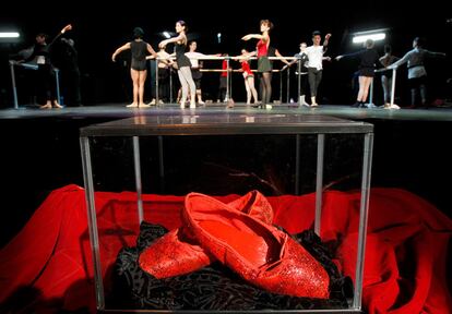 Una urna con unas zapatillas rojas durante el casting de 'Las zapatillas rojas' en un teatro de Madrid en 2011.