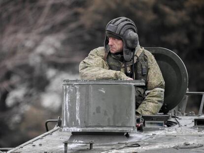 Un militar ruso monta un vehículo blindado de transporte de personal en Armyansk, en el norte de Crimea, Rusia.