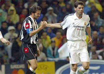 Hierro se despide de Del Piero, el capitán del Juventus, al término del partido del miércoles en Turín.