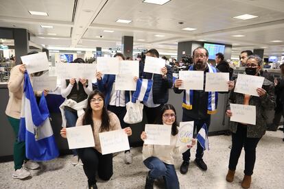 Varias personas llevaban hojas con los nombres de los presos políticos nicaragüenses, a quiénes esperaban en el aeropuerto.