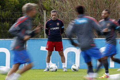 Paulo Bento dirige un entrenamiento de la selección portuguesa.