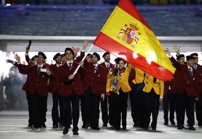 Javier Fernández, abanderado español, durante el desfile de los deportistas, con 20 representantes.