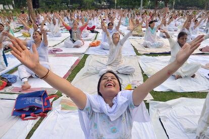 Sesión de yoga en Amritsar (India).