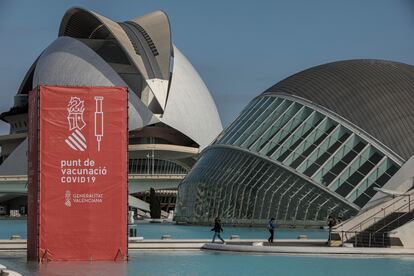 Vista general este sábado del punto de vacunación masiva de Valencia situado en la Ciudad de las Artes y las Ciencias.