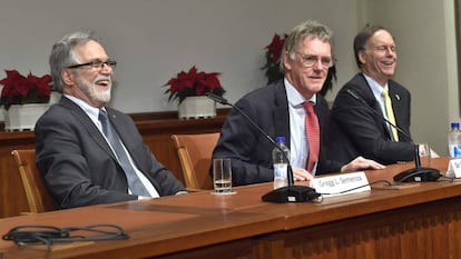 De izquierda a derecha, Leonard Semenza, William Kaelin y Peter Ratcliffe, ganadores del Nobel de Medicina de este año, durante una conferencia de prensa el pasado viernes en Estocolmo.