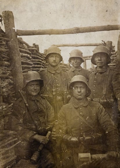 Nesta foto postal de autor anônimo, um grupo de soldados alemães posam em uma trincheira da Grande Guerra em 1915. O governo alemão animou tanto os soldados quando os civis a documentarem graficamente o conflito, e o fizeram usando câmeras de placas de cristal. Pensavam que o conflito seria um momento triunfal e vitorioso. Depois das campanhas bem-sucedidas de 1870, imperava o espírito eufórico do começo da guerra, mas em 1916 compreenderam que a fotografia poderia dar informações valiosas ao inimigo, e começaram a exercer um maior controle sobre as imagens.