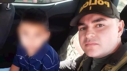 Cristopher Quintana junto a un policía, tras ser liberado en Antioquia