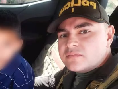 Cristopher Quintana junto a un policía, tras ser liberado en Antioquia, en una imagen difundida en redes sociales.