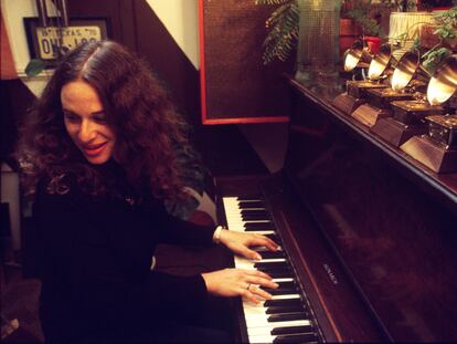 Carole King tocando el piano en casa del productor Lou Adler en marzo de 1971 en Los Angeles, ante los cuatro Grammys que acababa de ganar por 'Tapestry'.