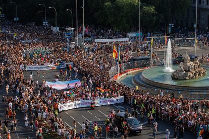 Vista de la manifestación a su paso por plaza de Cibeles.