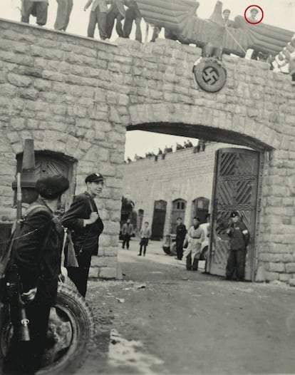 Un grupo de prisioneros derriba el símbolo nazi instalado en la entrada del campo de Mauthausen, el mismo día de la liberación. El fotógrafo español Francisco Boix documentó las primeras horas tras la huida de los nazis.