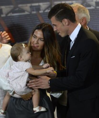 Gareth Bale, con su novia Emma Rhys Jones y su hija Alba Violet, el pasado lunes, en su presentación en el Santiago Bernabéu.